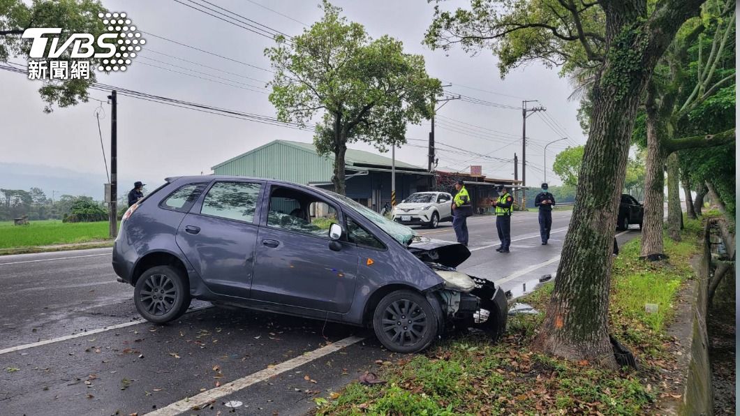 駕駛送醫搶救身亡。(圖/警方提供)
