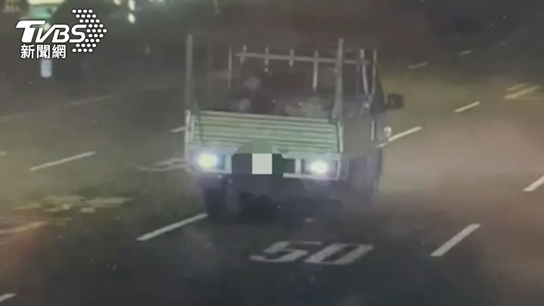 載運雞隻小貨車疑似左轉時雞籠掉落。(圖/TVBS)