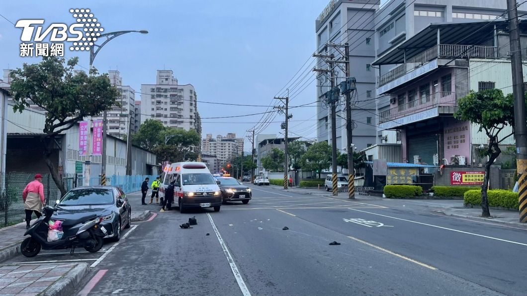 鍾姓男騎士在樹林俊英街自摔,警消到場搶救。(圖/TVBS)