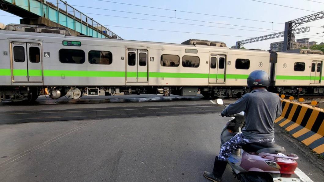 事故一度造成鐵軌車輛回堵至中壢。(圖/翻攝自記者爆料網)