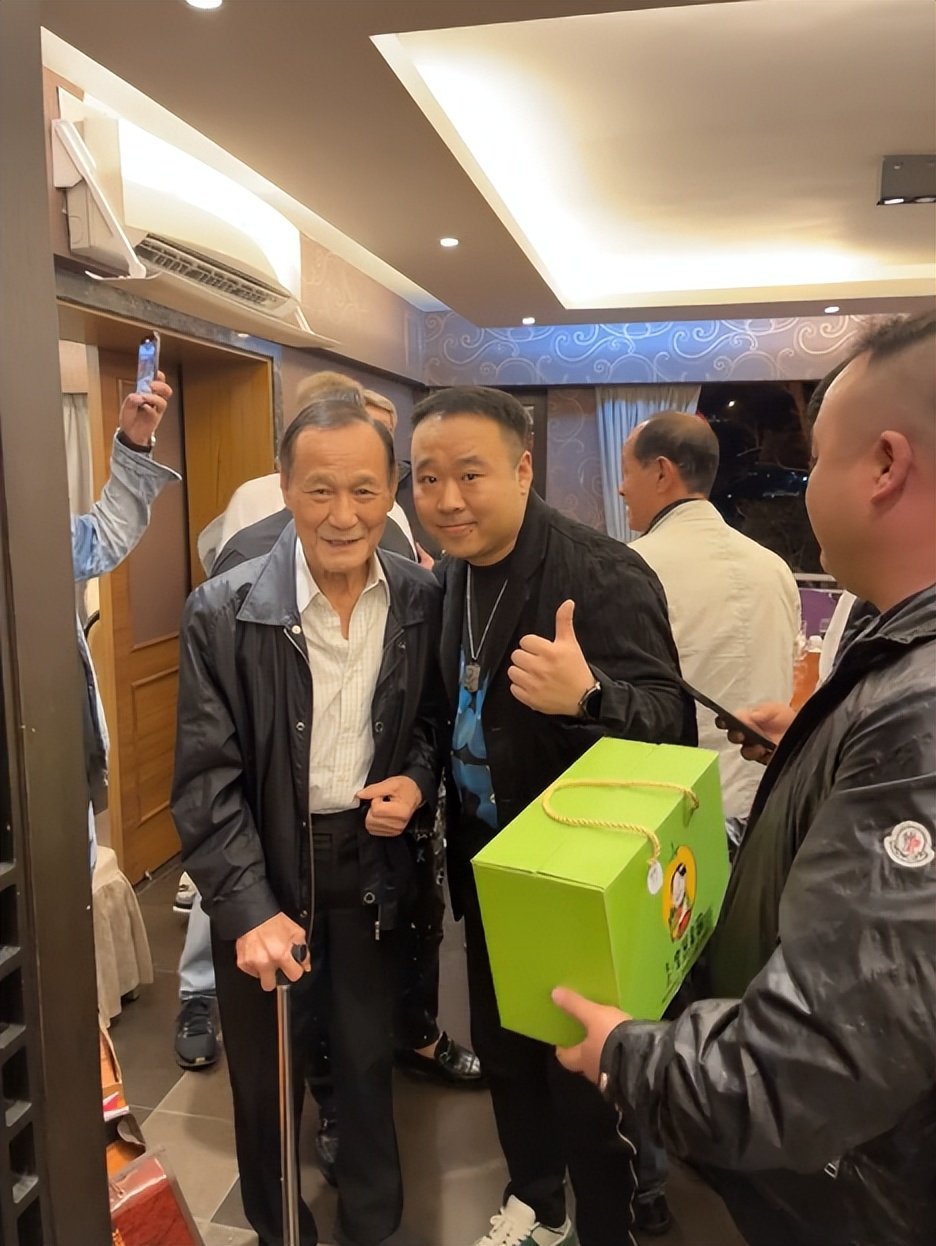 陳惠敏有點駝背。(圖/翻攝自微博)