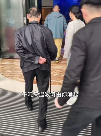 陳惠敏拄拐杖現身。(圖/翻攝自微博)