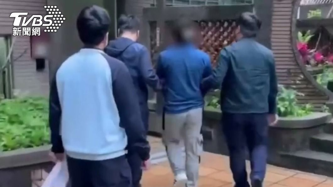 警方將人帶回住家搜索。(圖/TVBS)