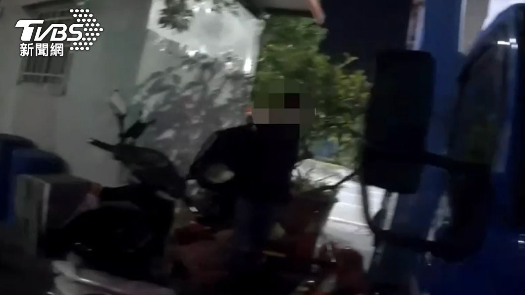 警方獲報到場後查獲竊盜未遂的陳姓慣竊。(圖/TVBS)