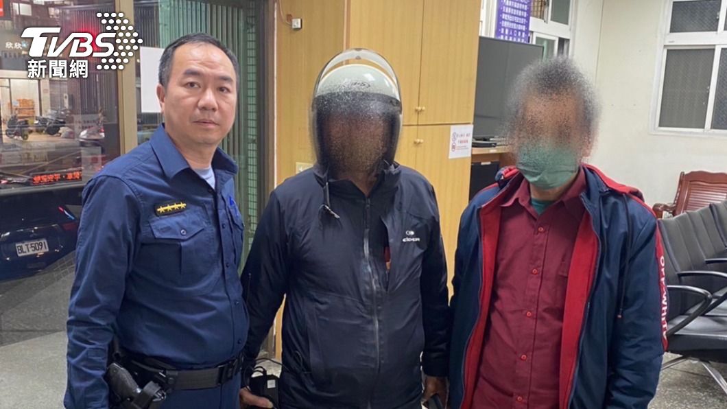 老翁順利和家屬團聚返家。(圖/警方提供)