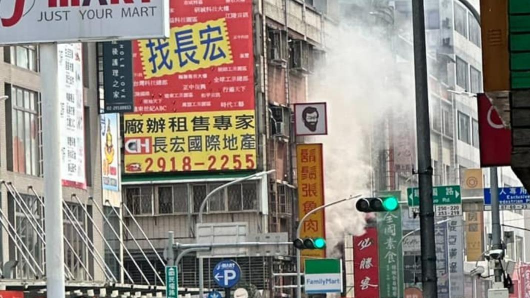 餐廳二樓冒煙。(圖/翻攝Facebook我們是新店人!! 好山好水,就是愛新店)