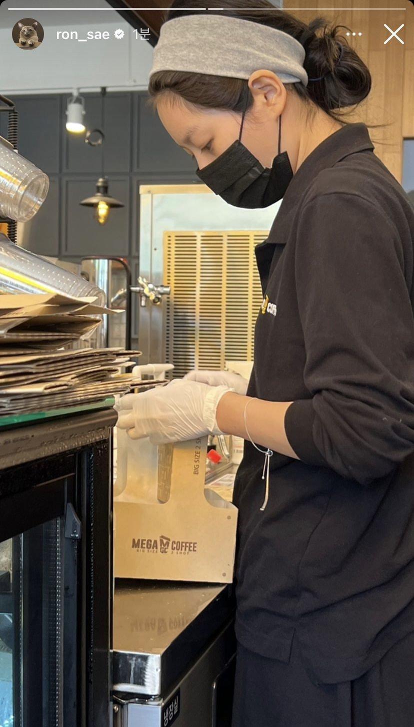 金賽綸曾自己上傳在咖啡廳打工的照片,事後店主卻稱沒有雇用過她。(圖/翻攝自fmkorea)