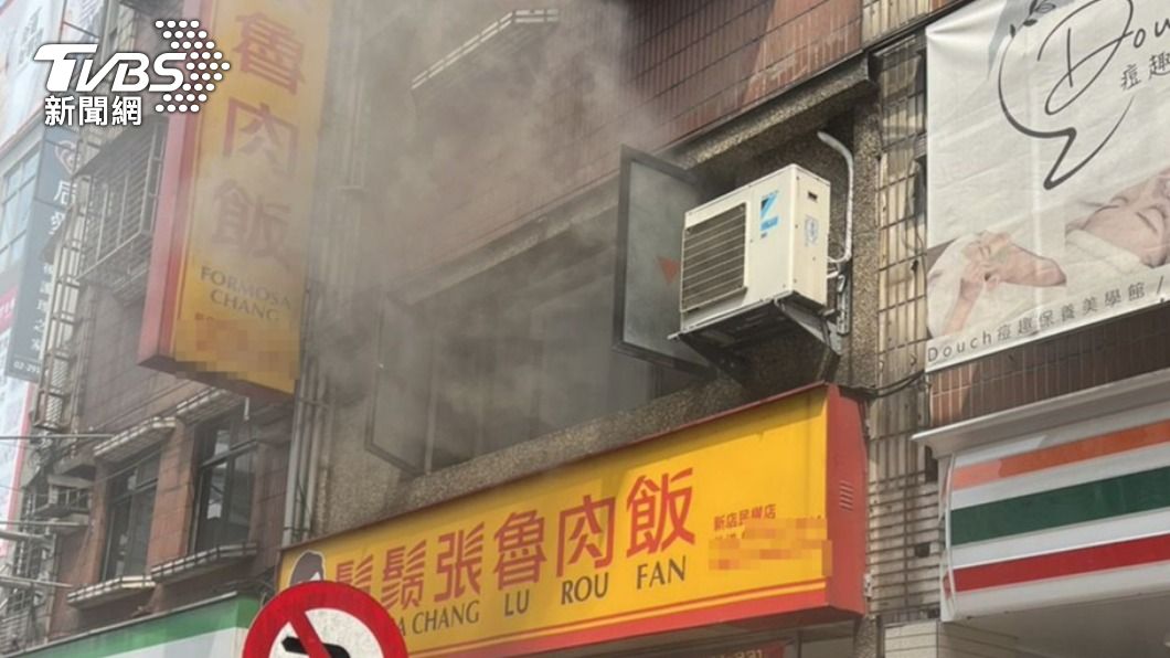 2樓廚房油炸機上方排油煙管起火。(圖/TVBS)