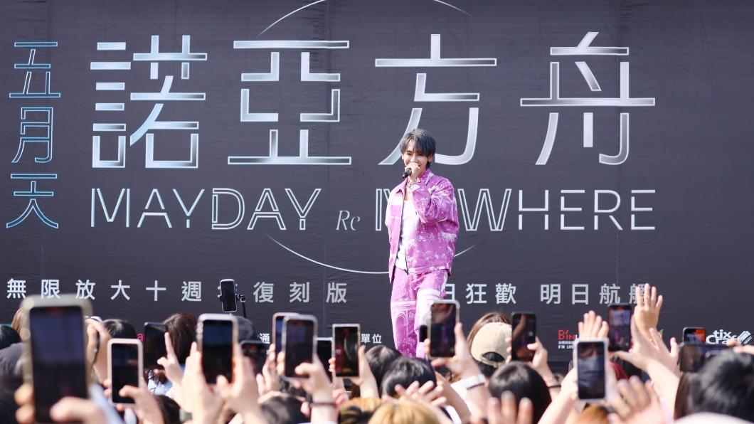 鼓鼓在五月天「明日舞台」演出,吸引許多歌迷搶拍。(圖/相信音樂提供)