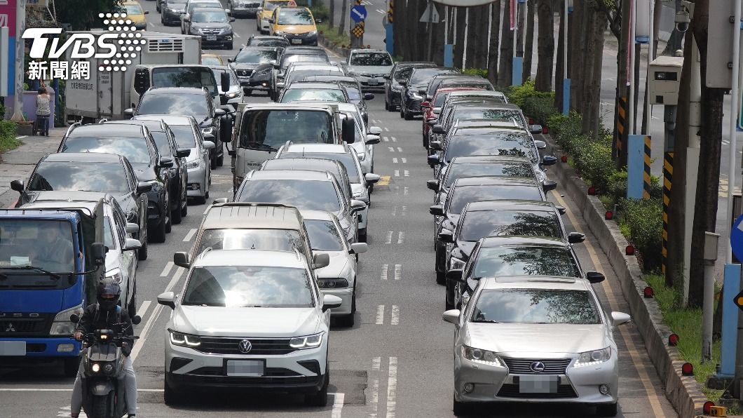 收假國道北返車潮湧現 時速低於60公里