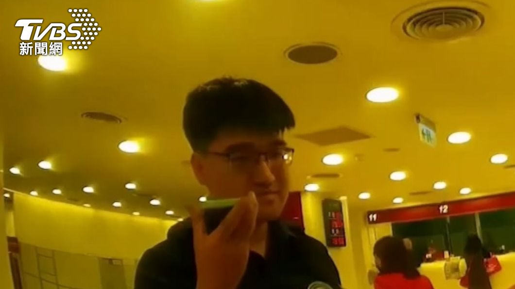 員警問對方是哪位又被掛電話。（圖／TVBS）