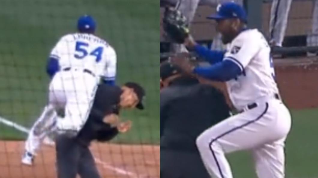 「古巴飛彈」查普曼（Aroldis Chapman）補位時不慎撞倒一壘審。（圖／翻攝自 推特@StoolBaseball）