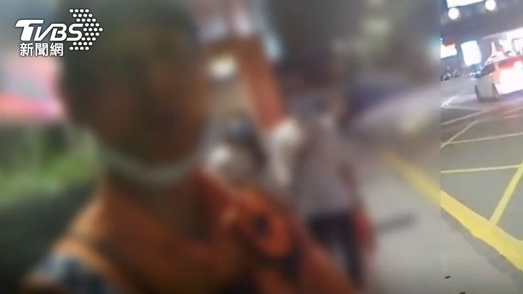 警方到場詢問義交狀況。(圖/TVBS)