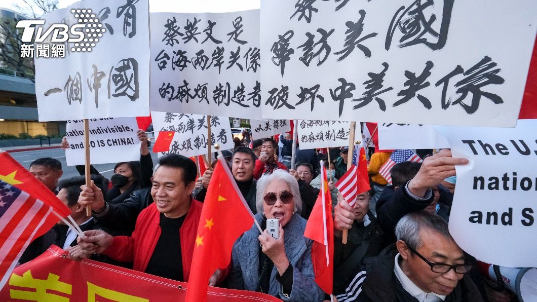 中國號召僑民團體、促統社團、幫派等進行陳抗鬧場。(圖/達志影像美聯社)