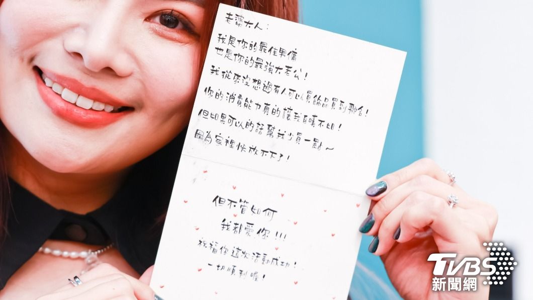 董仔看到海力的卡片好感動。（圖／趙世平攝）