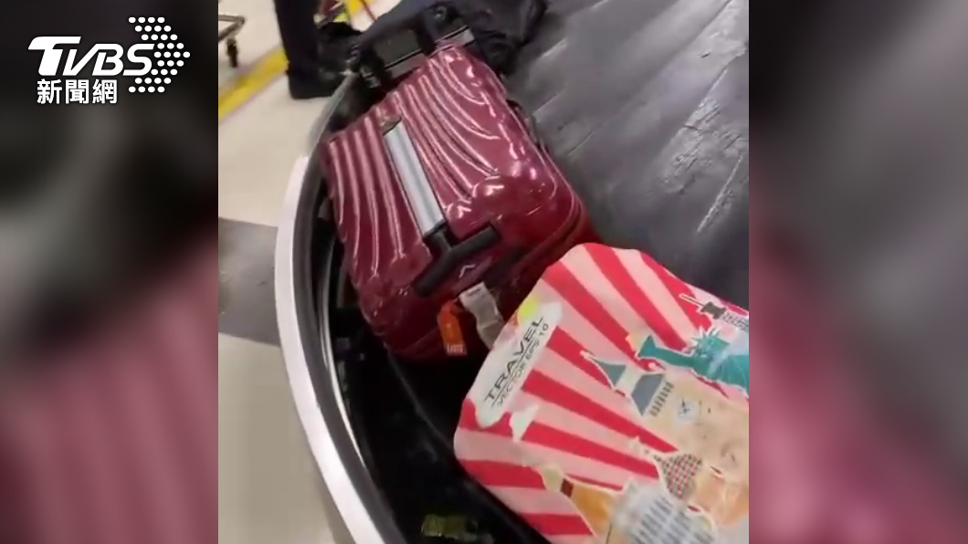 桃園機場第一航廈的行李轉盤脫軌。(圖/讀者提供)