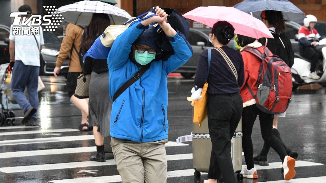 2段式變天來了!一圖秒懂「半個台灣炸雨」 這區氣溫直落1字頭