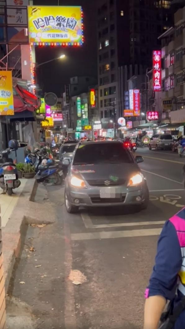五甲一路違停車輛。(圖/翻攝自爆料公社)