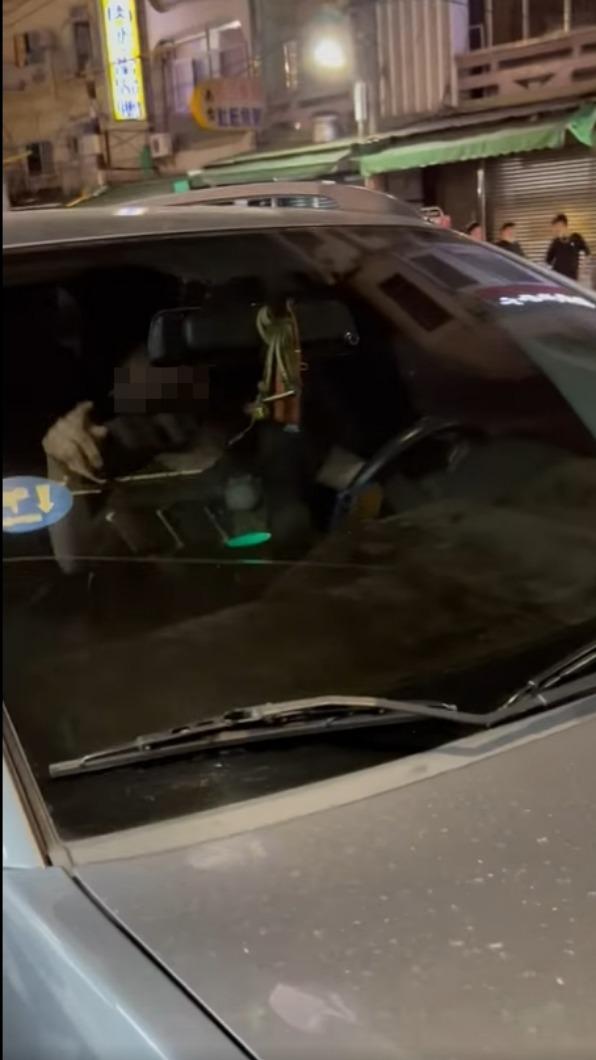 婦人搖下車窗嗆聲。(圖/翻攝自爆料公社)