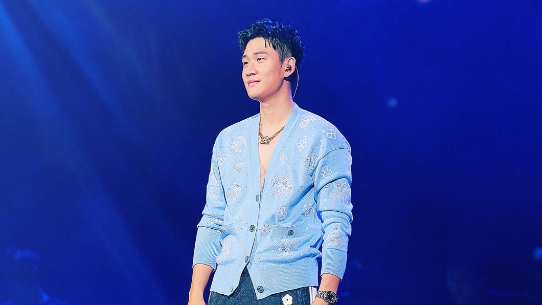 和周杰倫齊名!周興哲夯曲創2億點擊率 接棒張惠妹赴美開唱