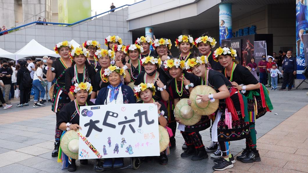 阿妹台東大巴六九部落的親友快閃廣場前熱舞,為她的演唱會加油打氣。(圖/聲動娛樂提供)