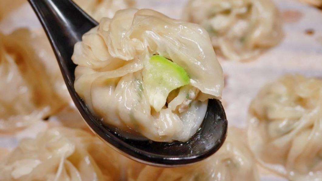 「鮮瓜灌湯包」，外皮輕輕一撕就破，飽滿的湯汁瞬間流出。（圖／Ann•榜哥•生活事務所提供）