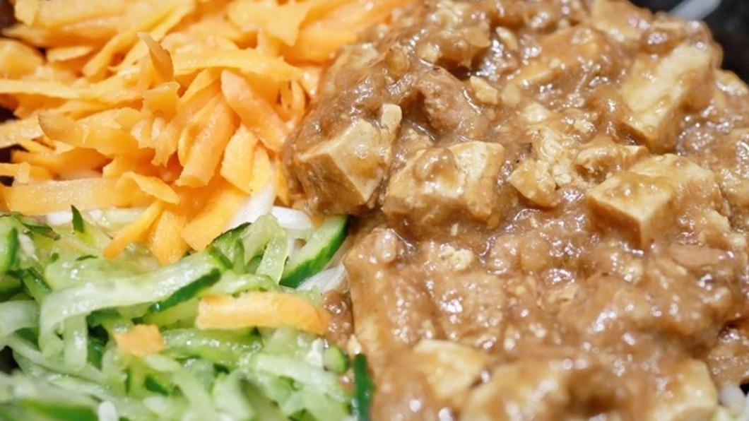 「炸醬麵」配料有瘦肉、豆干、小黃瓜、紅蘿蔔、豆芽等，整體搭配起來很豐富。（圖／Ann•榜哥•生活事務所提供）