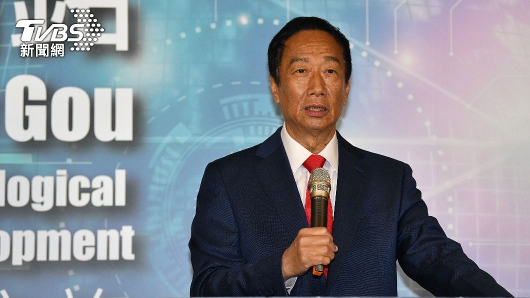 楊登嵙指出郭台銘的法令紋、龍鬚及銳利眼神,都贏過黨內其他人。(圖/胡瑞麒攝)