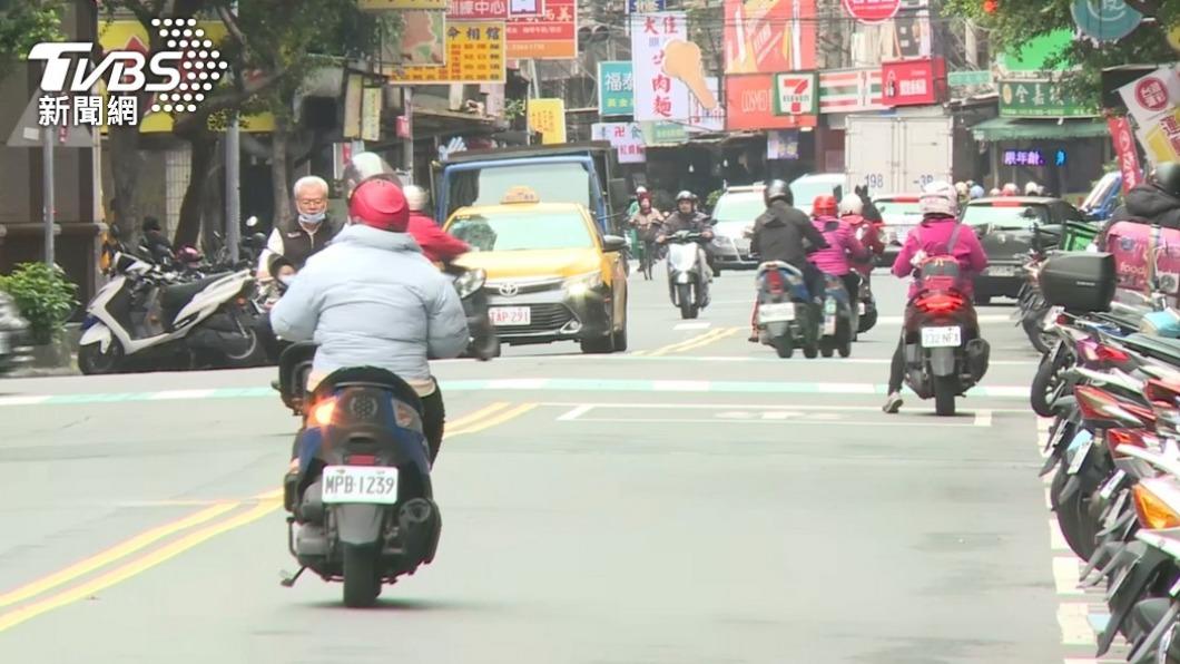 1瓶9000元!他騎車口袋掉出飲料挨罰 網虧:口袋真的要深