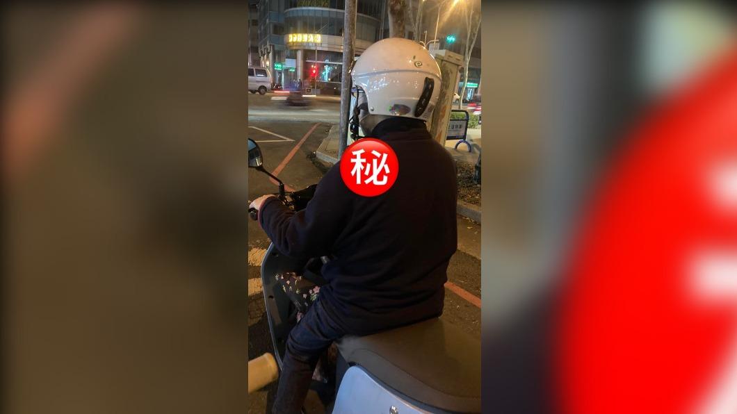 搭順風車!前方騎士多載一位「乘客」 網笑:正版小b上衣