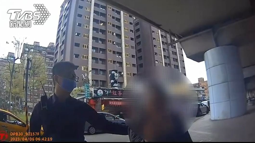 警方逮捕行兇的陳男。（圖／TVBS）