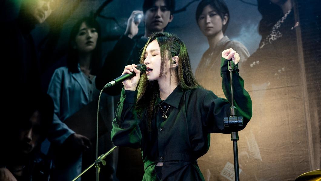 法蘭形容創作〈接住我〉過程，就像是踏入黑暗找尋光。（圖／Netflix提供）