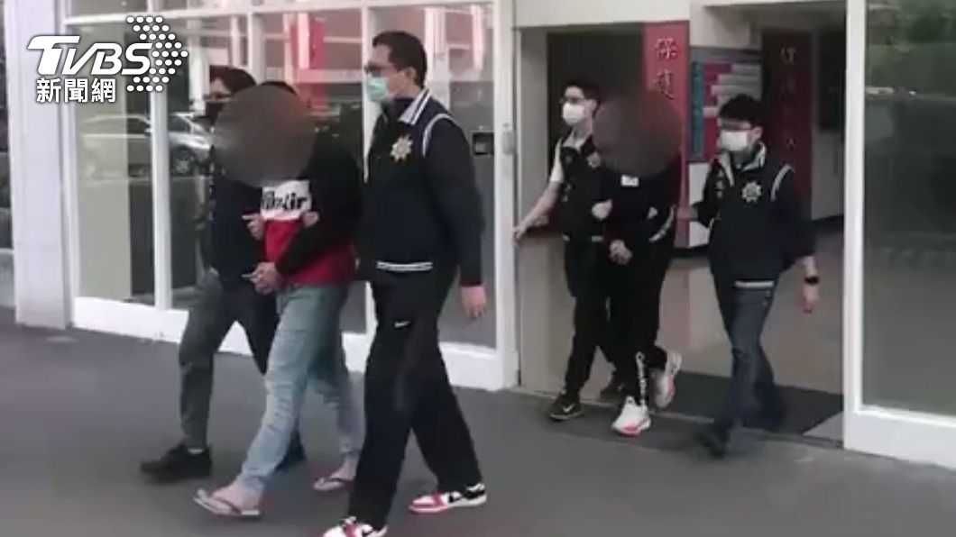 2名男子遭警方逮捕送辦。(圖/TVBS)