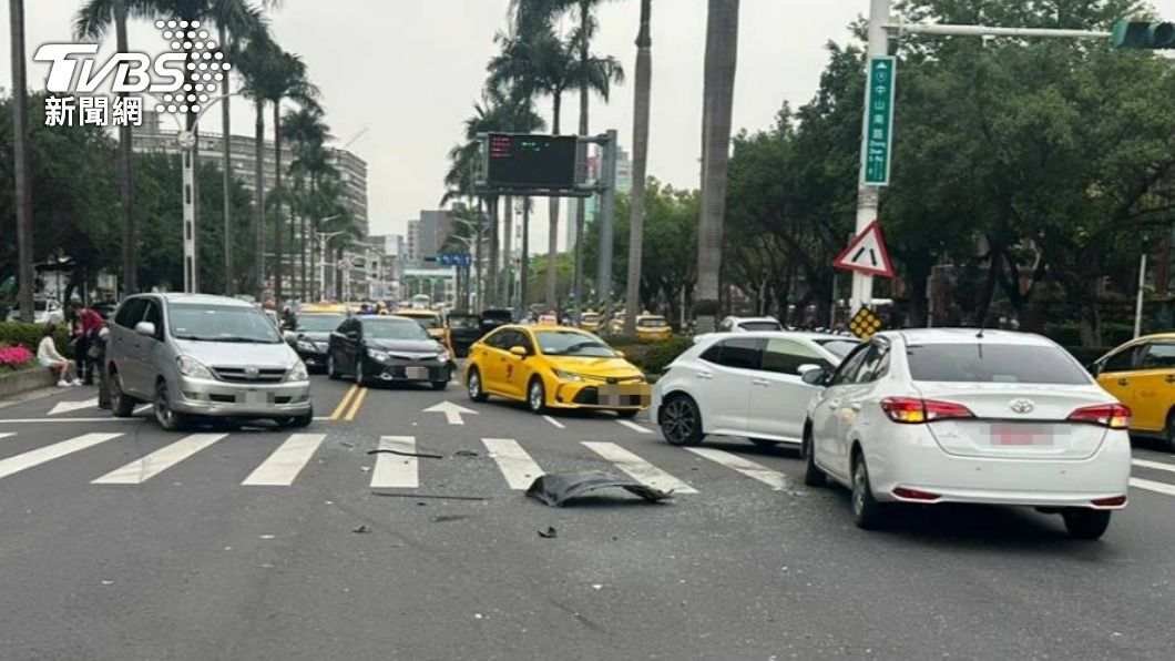 北市六車連環撞。（圖／TVBS）