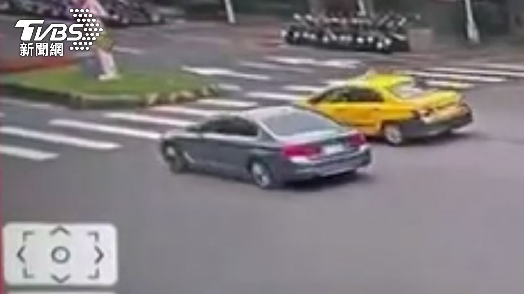 計程車變換車道釀成擦撞。(圖/TVBS)