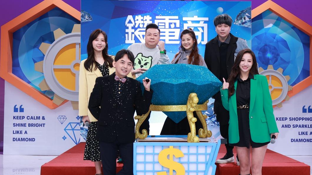 林采緹(右一)與黃子佼、洪詩、董至成、小Call、卡古等人一同加入電商平台。(圖/鑽電商提供)