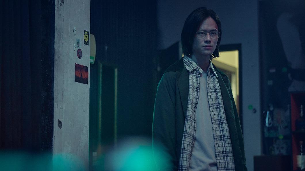 夏騰宏在《模仿犯》中也演活自卑唯諾的胡建和。(圖/Netflix提供)