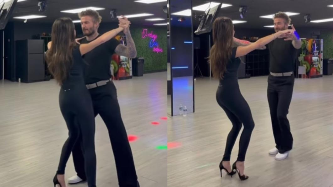 貝克漢夫妻牽手跳莎莎舞，模樣十分甜蜜。（圖／翻攝自@victoriabeckham IG）