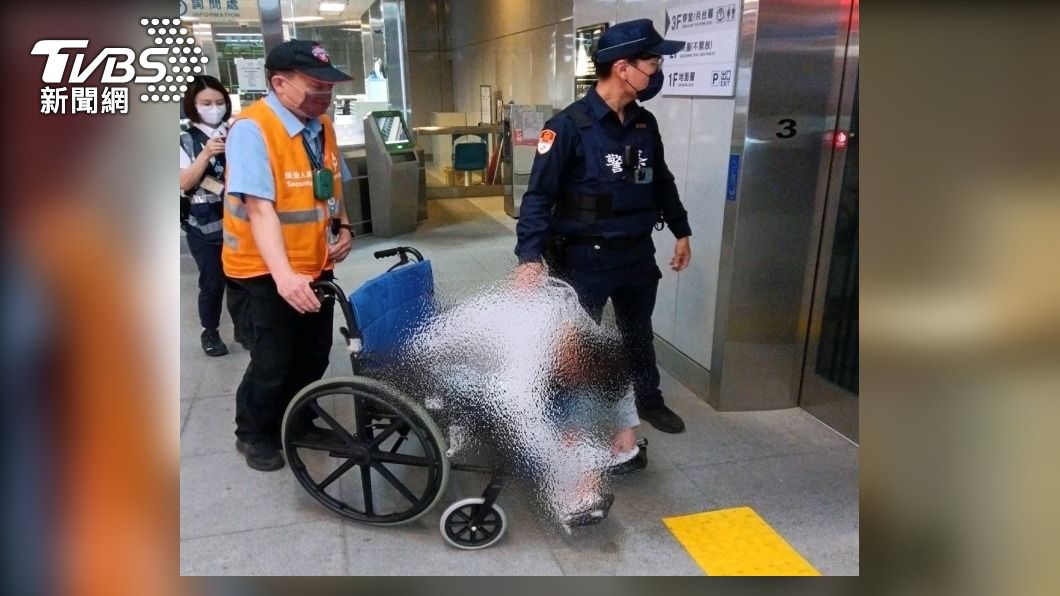 喝太醉! 台中2男倒臥捷運站廁所 員警推輪椅「撿走」