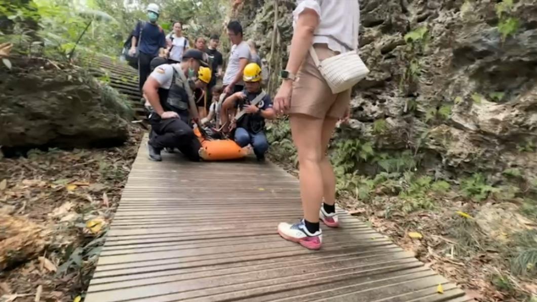 消防隊用AED急救。(圖/民眾提供)