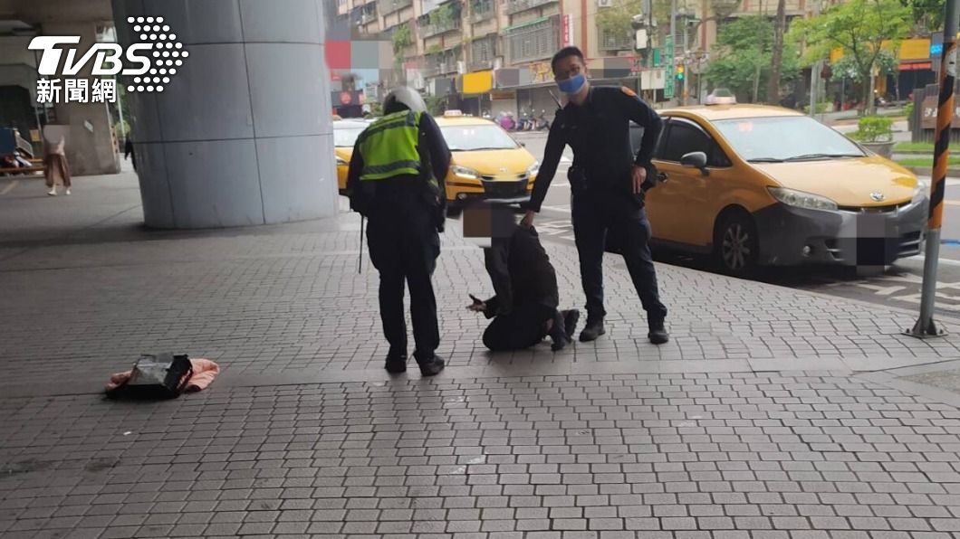 警方到場逮捕行兇的陳男。(圖/TVBS)
