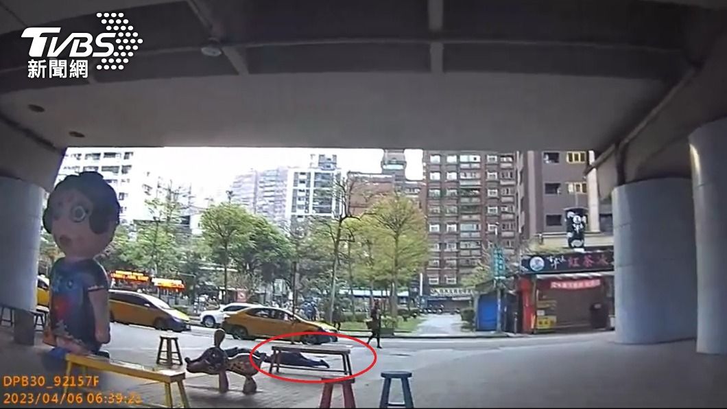 林姓司機被勒頸後昏迷倒地。(圖/TVBS)