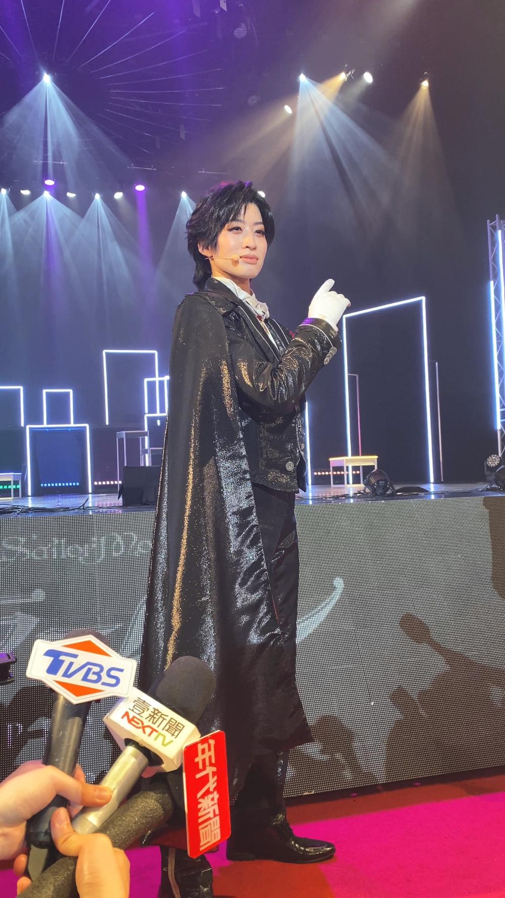 燕尾服蒙面俠由身高171公分的立道梨緒奈演出。(圖/林坤緯攝)