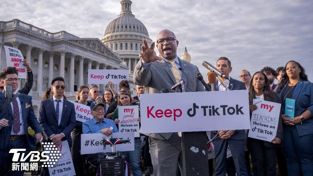 部份民主黨議員與影音創作者聚集國會,反對禁用TikTok。(圖/達志影像美聯社)