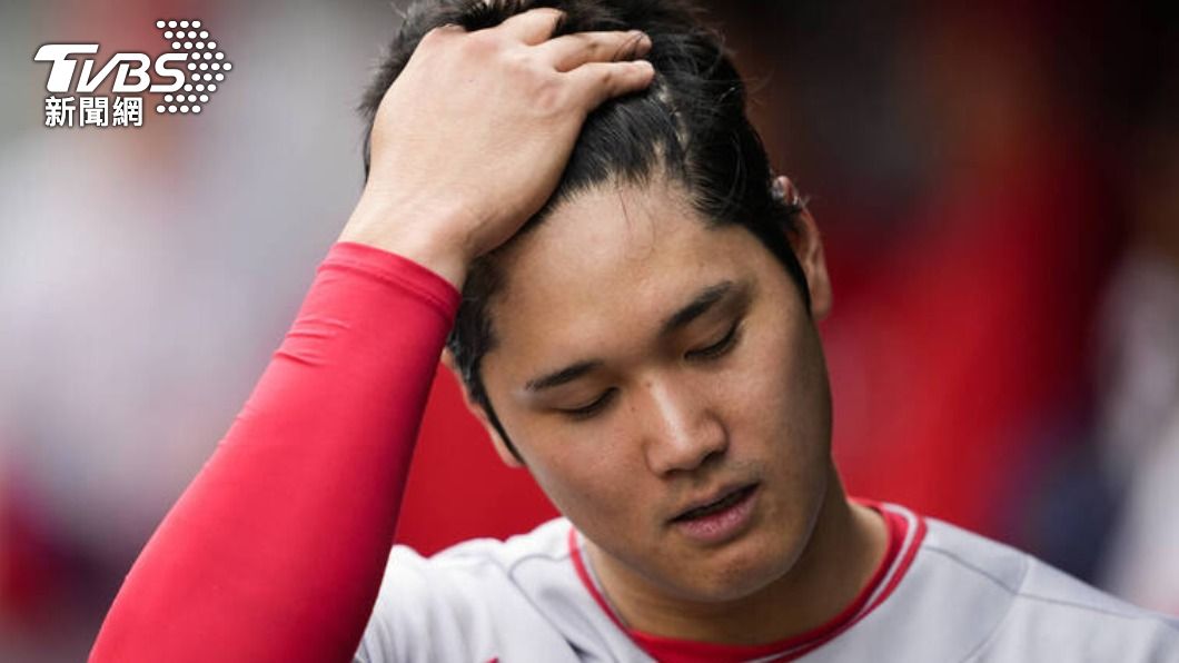 大谷投出觸身球後,顯露懊惱神情。(圖/達志影像美聯社)