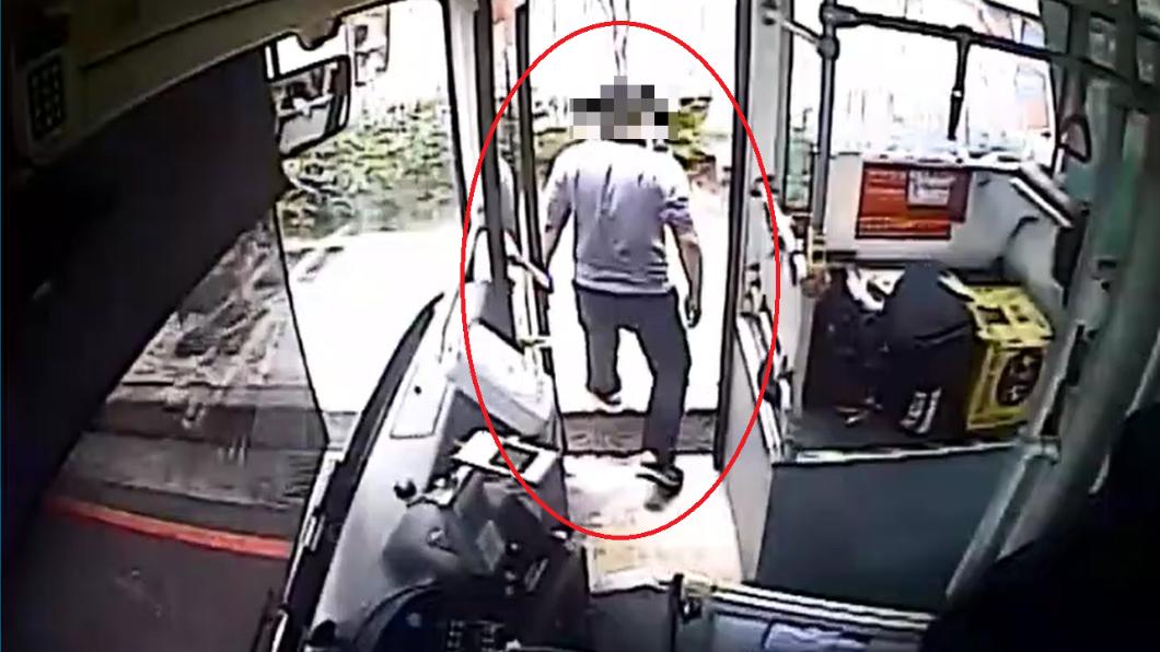 李男下車前的身影。(圖/翻攝自記者爆料網)