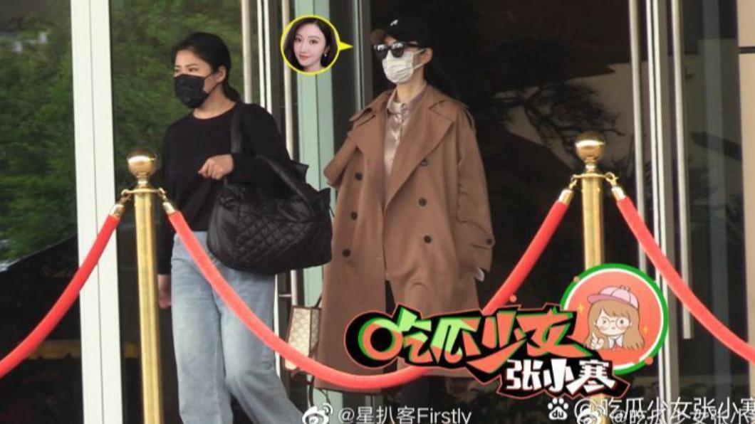 有網友拍到景甜出現在重慶機場。(圖/翻攝自吃瓜少女張小寒微博)