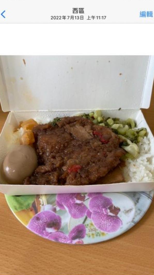 原PO翻出去年7月吃的台鐵便當照來做對比。(圖/翻攝自PTT)