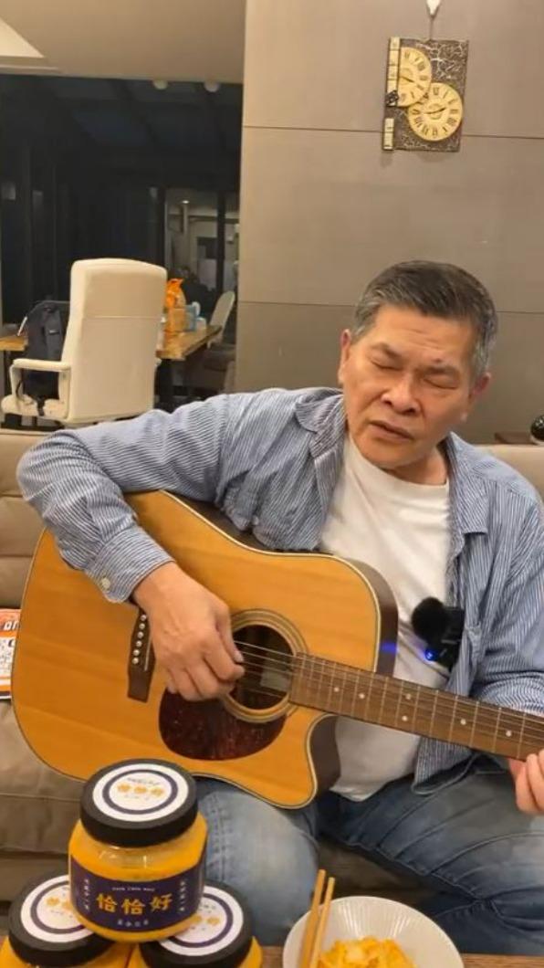澎恰恰在鏡頭前自彈自唱。(圖/翻攝自澎恰恰臉書)