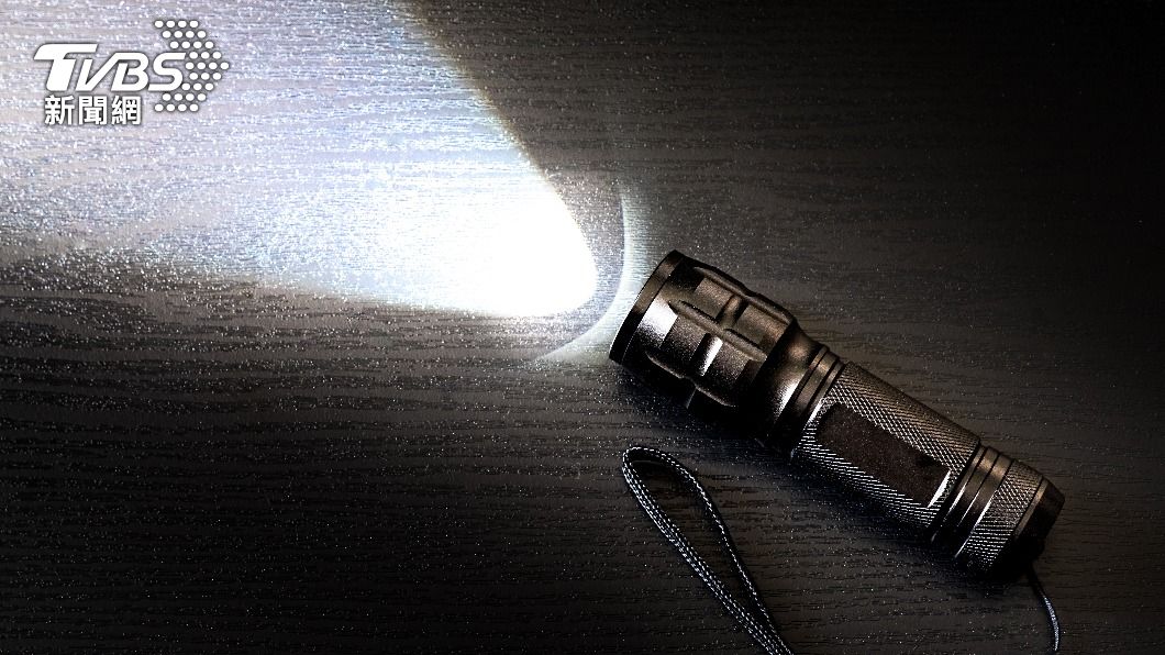 谷男拿強力手電筒照射鍾男家的雞隻。(示意圖/shutterstock達志影像)